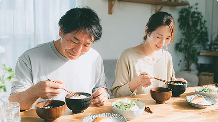 食事を楽しみながら健康的な生活習慣を意識する男女