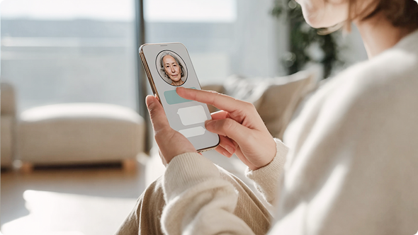 スマートフォン越しに未来の自分（AI）と対話する女性